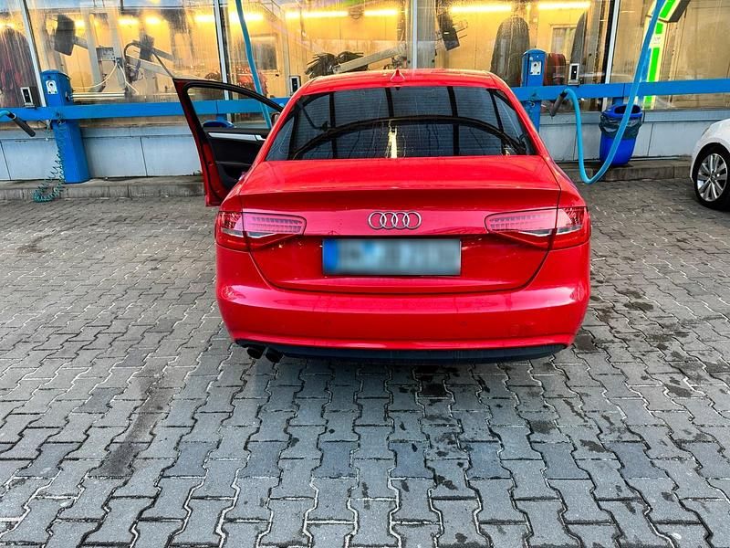 Gebraucht Audi A4 170 PS (125 kW) 2012 Rot Limousine