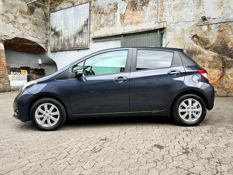 Violett Gebraucht 2013 Toyota Yaris Edition Limousine | 6.900 € (Guter Preis) - Bild 1/4