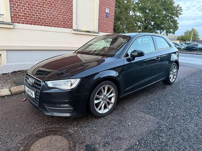 Schwarz Gebraucht 2013 Audi A3 Attraction Limousine | 7.000 € - Bild 1/4