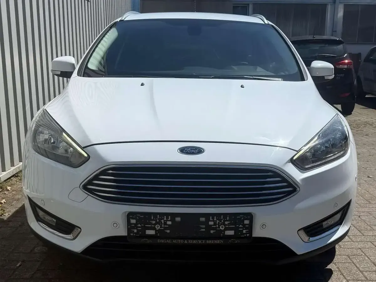 Gebraucht Ford Focus Titanium 125 PS (91 kW) 2017 Frostweiß Kombi