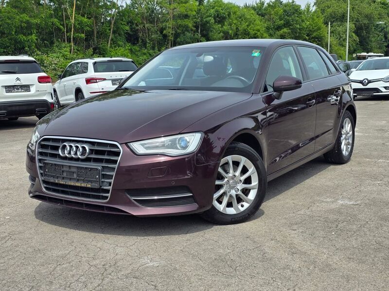 Rot Gebraucht 2015 Audi A3 Sportback Attraction Limousine | 10.990 € (Guter Preis) - Bild 1/4