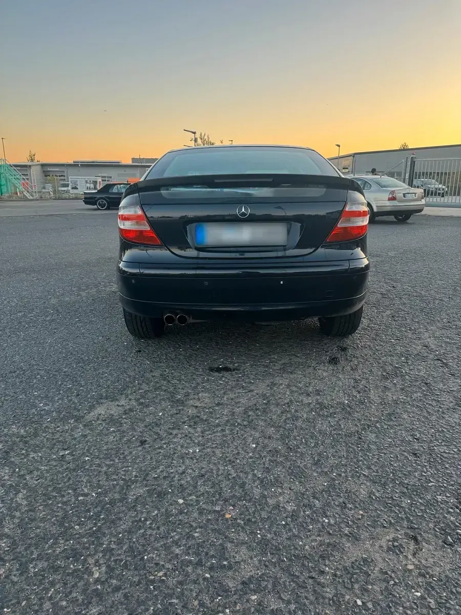 Gebraucht Mercedes C180 143 PS (105 kW) 2005 Blau Coupé
