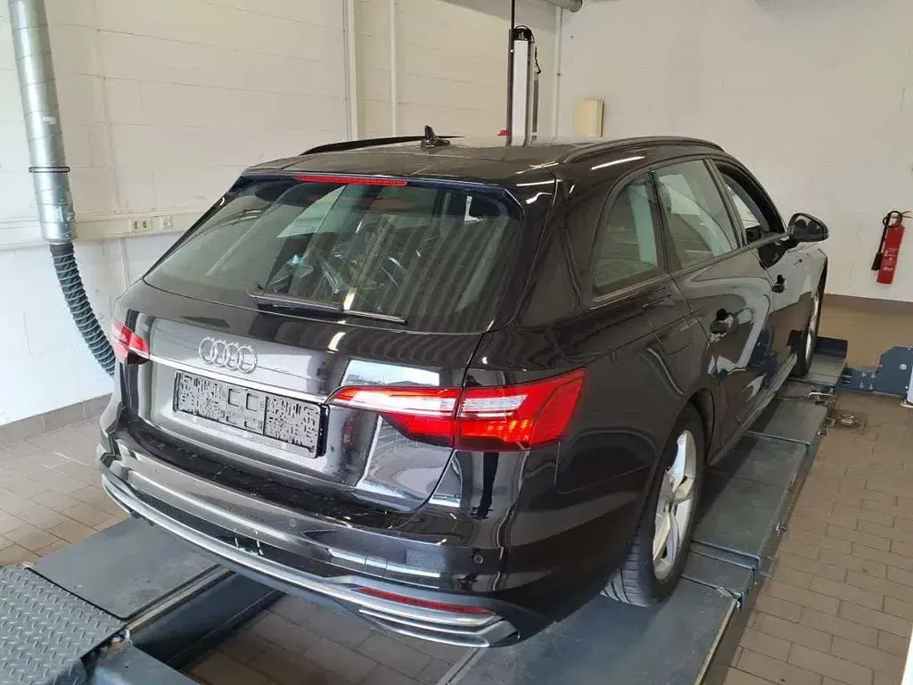 Gebraucht Audi A4 Advanced Plus 136 PS (100 kW) 2021 Mythosschwarz metallic Kombi