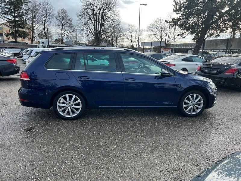 Gebraucht VW Golf VII Highline 150 PS (110 kW) 2021 Blau Kleinwagen