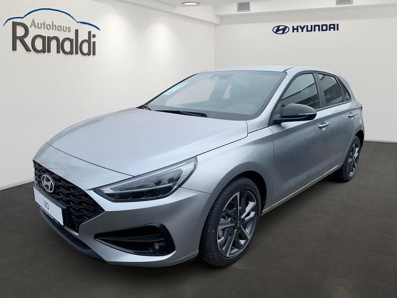 Silber Neu 2025 Hyundai i30 Advantage Limousine | 24.990 € (Superpreis) - Bild 1/4