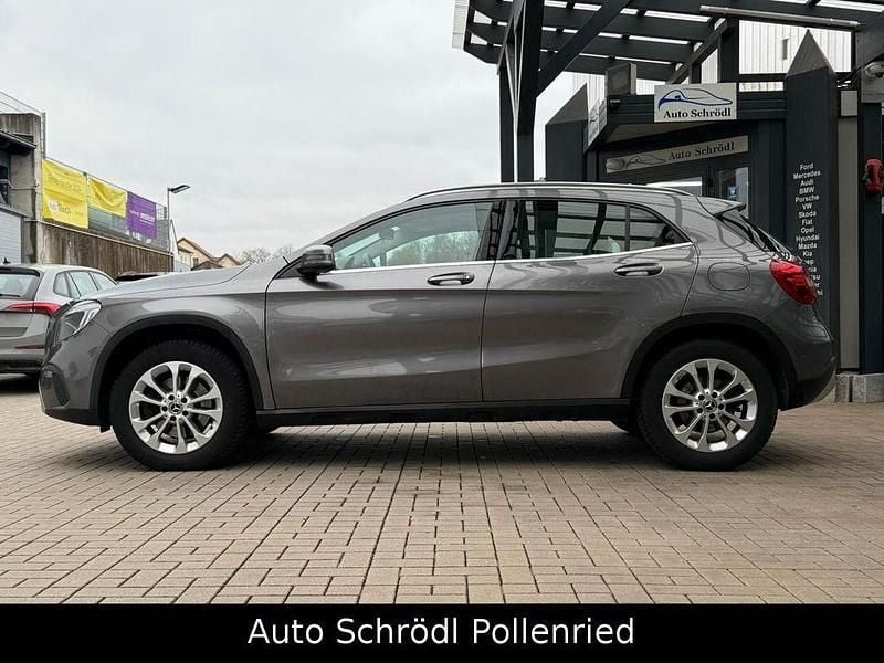 Gebraucht Mercedes GLA220 Urban 184 PS (135 kW) 2017 Grau SUV