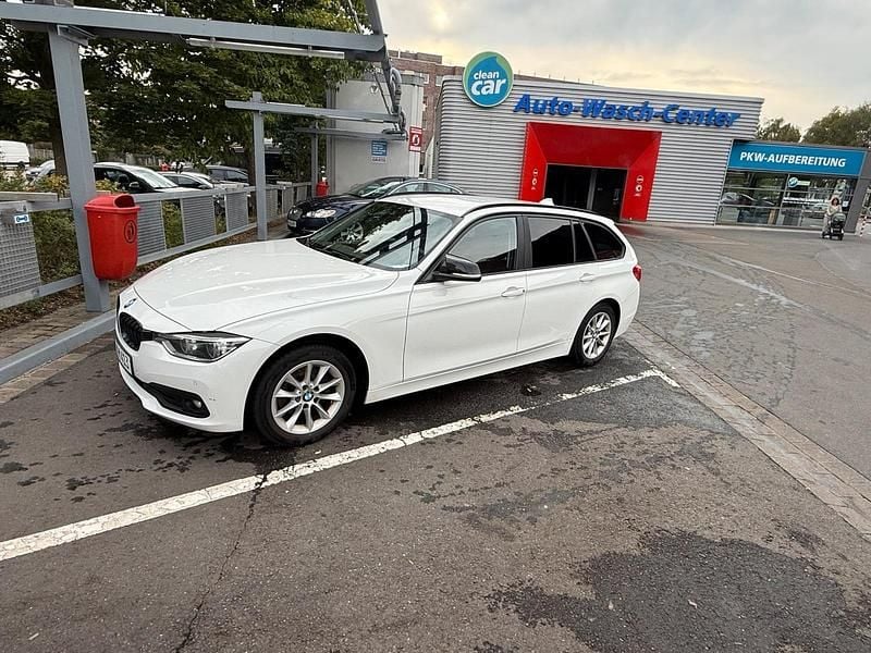Weiß Gebraucht 2016 BMW 318 Kombi | 9.449 € - Bild 1/4