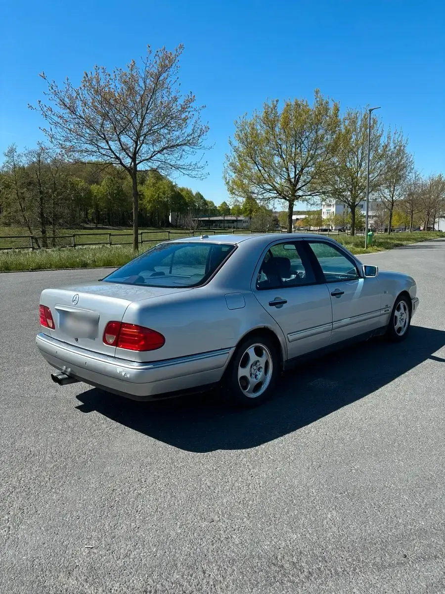 Gebraucht Mercedes E280 Avantgarde 204 PS (150 kW) 1998 Silber Limousine