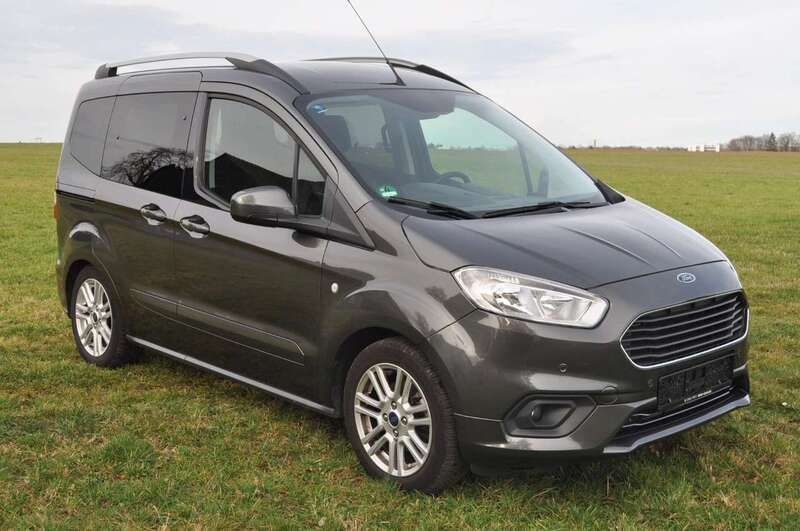 Magneticgrau (metallic) Gebraucht 2019 Ford Tourneo Courier Titanium Van / Kleinbus | 16.900 € (Teuer) - Bild 1/4