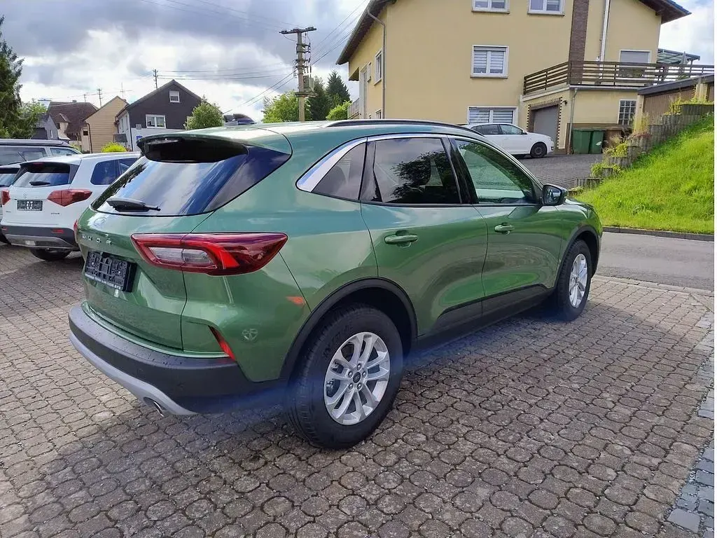 Neu Ford Kuga Titanium 186 PS (136 kW) 2025 Grün SUV