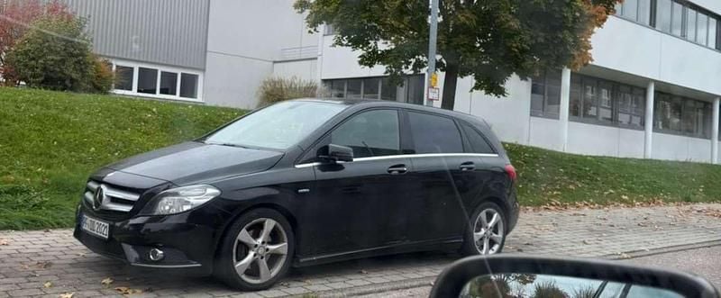 Schwarz Gebraucht 2011 Mercedes B180 Van / Kleinbus | 4.200 € - Bild 1/2