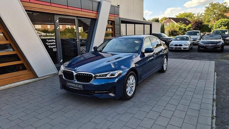 Blau Gebraucht 2021 BMW 530e Sport Line Limousine | 30.990 € (Fairer Preis) - Bild 1/4