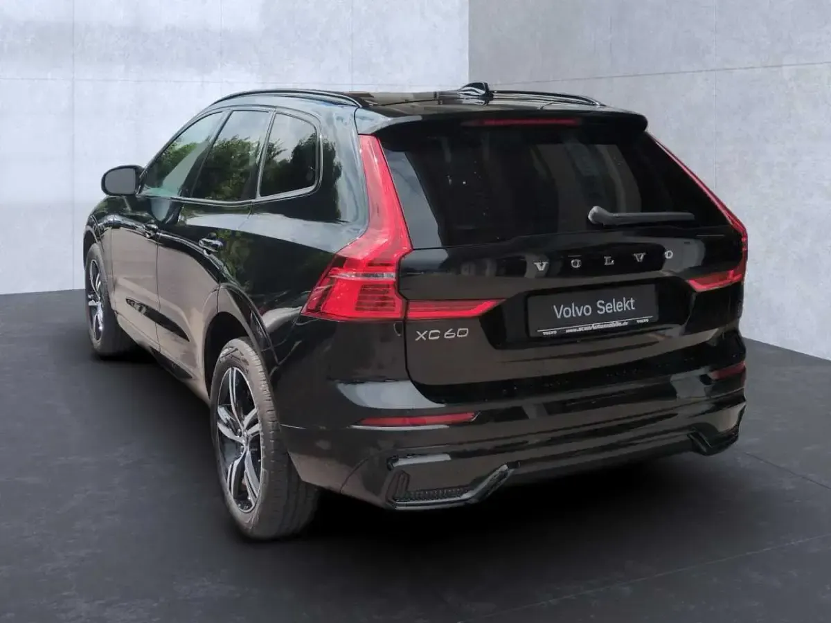 Gebraucht Volvo XC60 R-Design 197 PS (144 kW) 2022 Black stone SUV