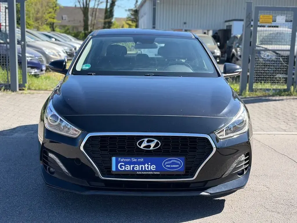 Gebraucht Hyundai i30 Select 99 PS (72 kW) 2020 Schwarz Limousine