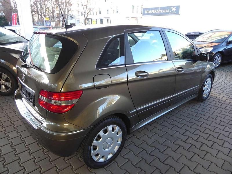 Gebraucht Mercedes B180 116 PS (85 kW) 2011 Braun Van / Kleinbus