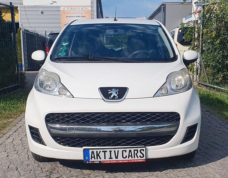 Weiß Gebraucht 2010 Peugeot 107 Kleinwagen | 3.490 € (Fairer Preis) - Bild 1/4