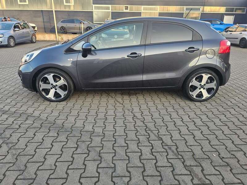 Grau Gebraucht 2013 Kia Rio Edition 7 Limousine | 5.200 € (Fairer Preis) - Bild 1/4