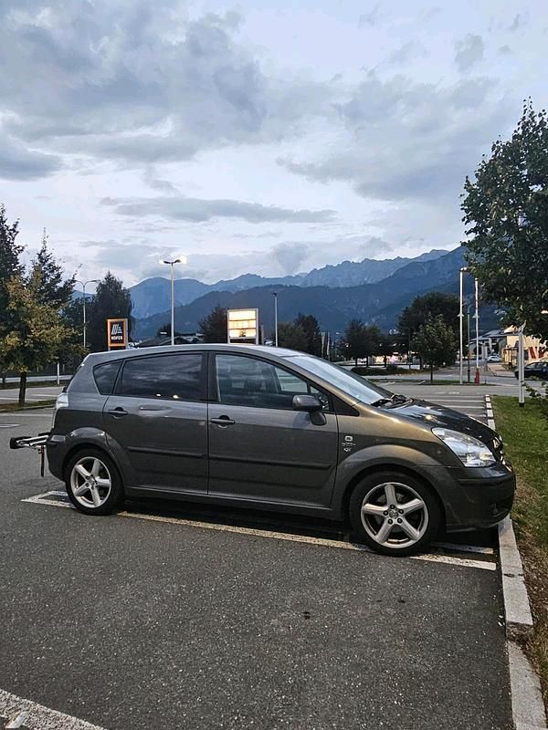 Grau Gebraucht 2006 Toyota Corolla Verso Van / Kleinbus | 2.500 € (Fairer Preis) - Bild 1/4