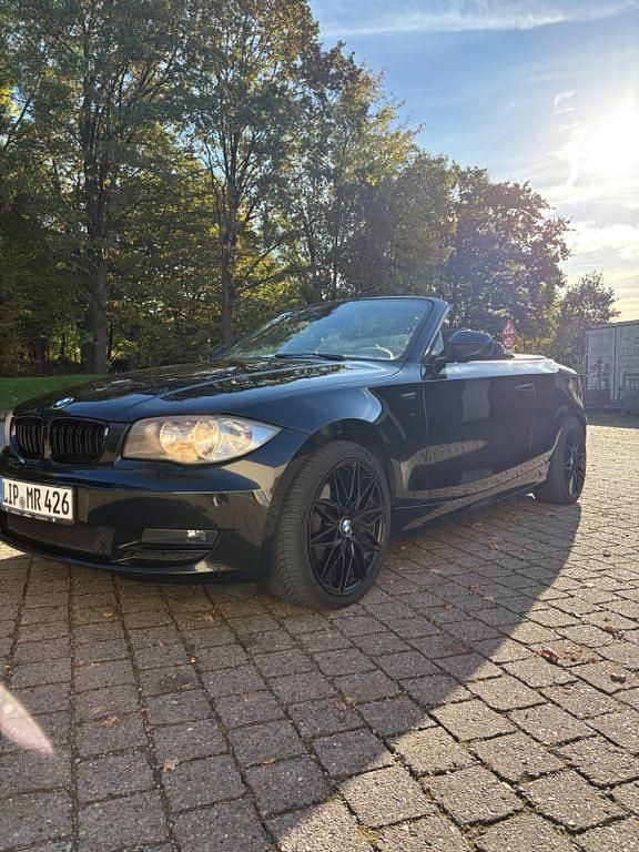 Schwarz Gebraucht 2010 BMW 120 Cabriolet Sport Line Cabrio | 9.999 € (Fairer Preis) - Bild 1/4