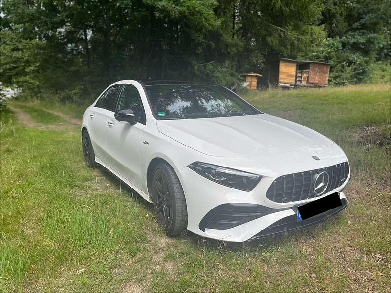 Weiß Gebraucht 2023 Mercedes A35 AMG AMG Limousine | 46.800 € (Etwas zu teuer) - Bild 1/4