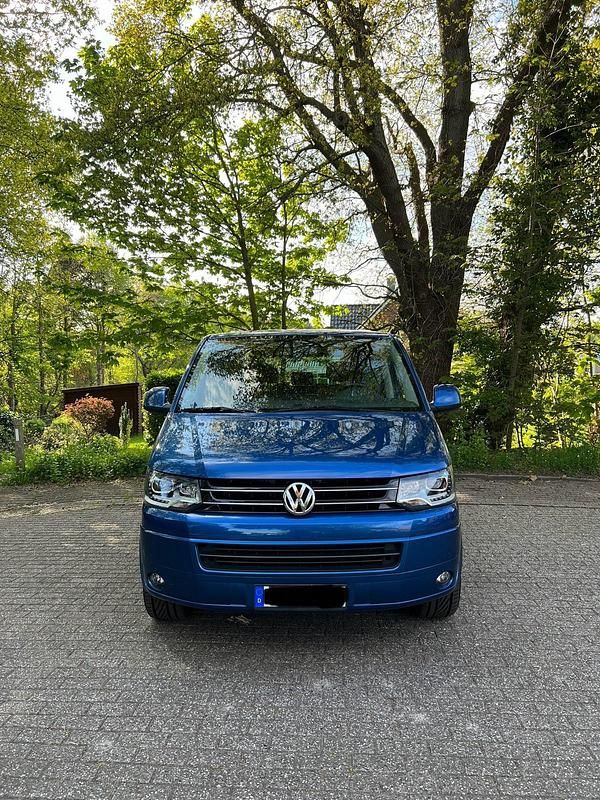Blau Gebraucht 2012 VW Multivan Edition Van / Kleinbus | 20.500 € - Bild 1/4