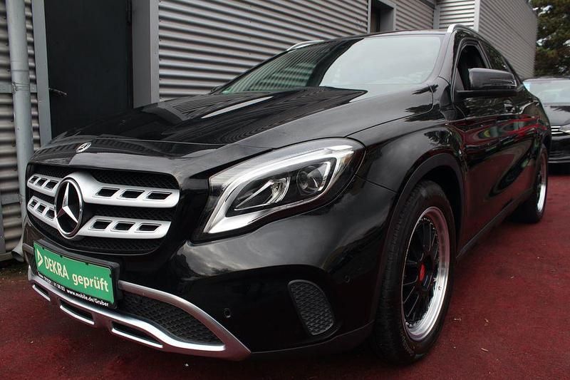 Schwarz Gebraucht 2018 Mercedes GLA180 Urban SUV | 16.982 € (Guter Preis) - Bild 1/4