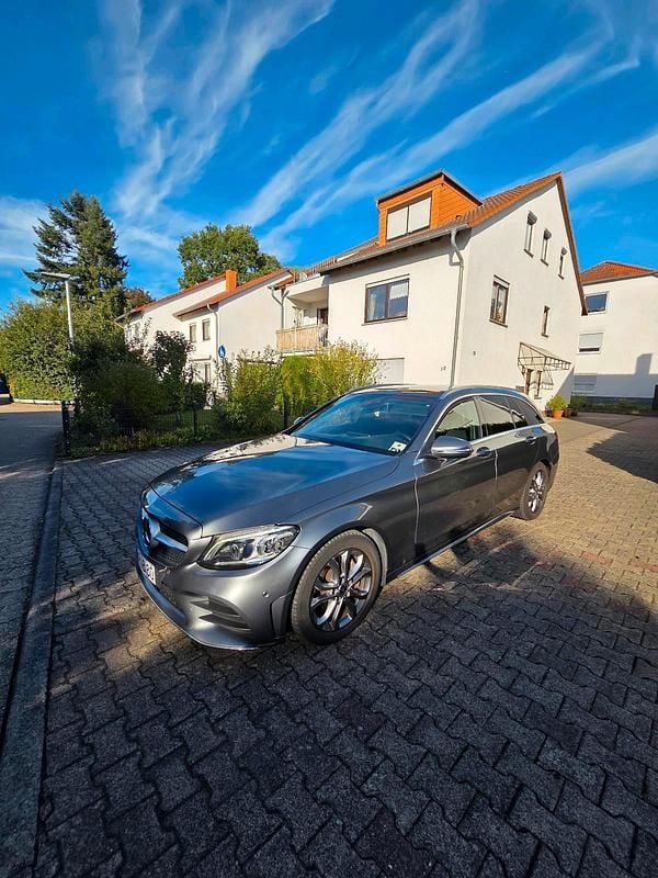 Grau Gebraucht 2019 Mercedes C200 AMG line Kombi | 18.600 € (Fairer Preis) - Bild 1/4