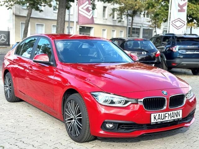 Rot Gebraucht 2017 BMW 318 Limousine | 13.680 € (Fairer Preis) - Bild 1/4