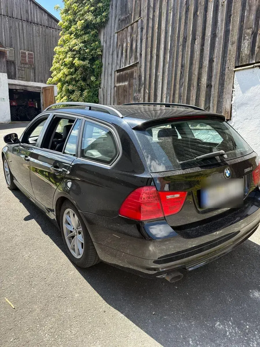 Gebraucht BMW 318 143 PS (105 kW) 2010 Schwarz Kombi