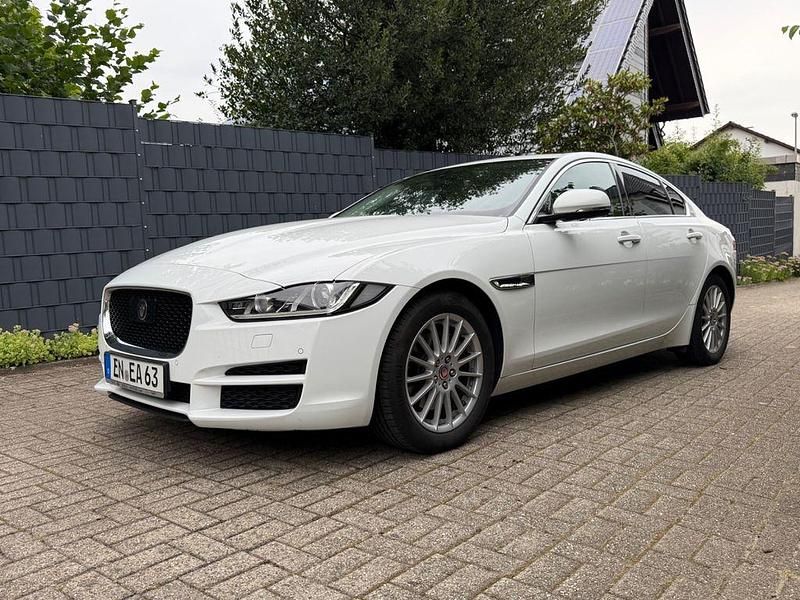 Weiß Gebraucht 2015 Jaguar XE Prestige Limousine | 17.800 € (Etwas zu teuer) - Bild 1/4