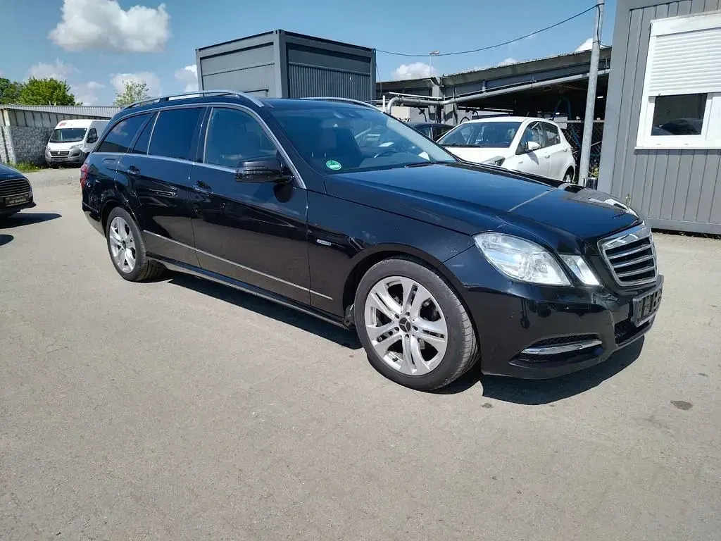 Gebraucht Mercedes E200 184 PS (135 kW) 2011 Schwarz Kombi