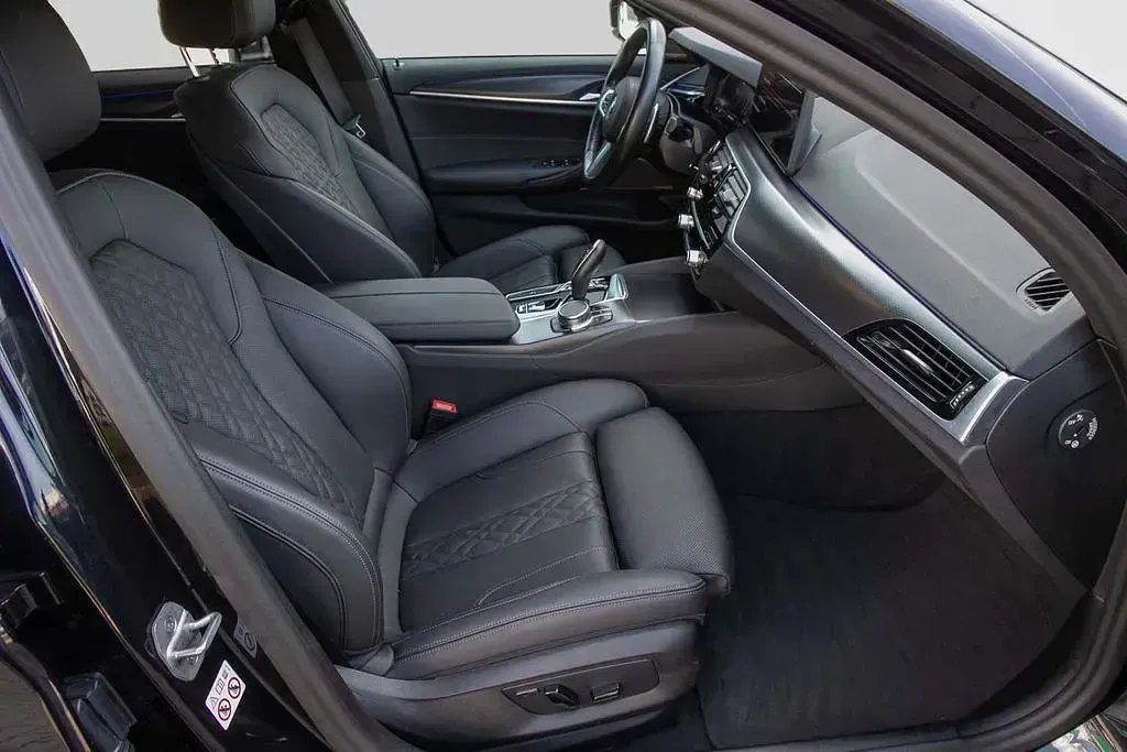 Gebraucht BMW 520 M Sport 190 PS (139 kW) 2023 M carbonschwarz metallic Kombi