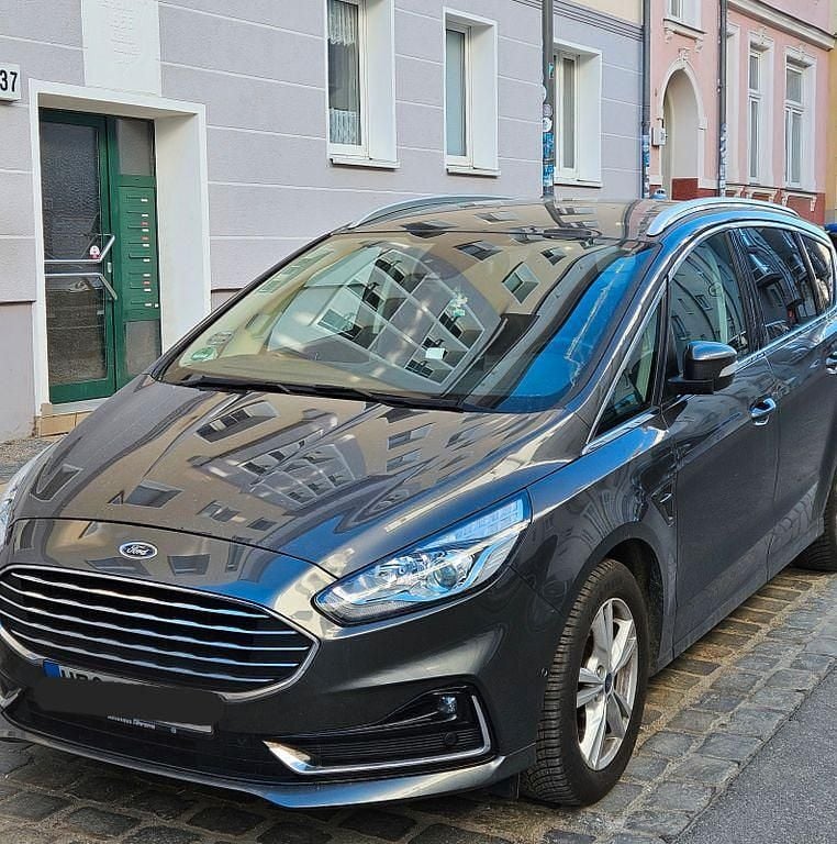 Gebraucht Ford S-MAX Titanium 165 PS (121 kW) 2020 Grau Van / Kleinbus