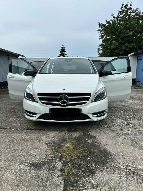 Weiß Gebraucht 2012 Mercedes B200 Van / Kleinbus | 11.800 € (Fairer Preis) - Bild 1/4