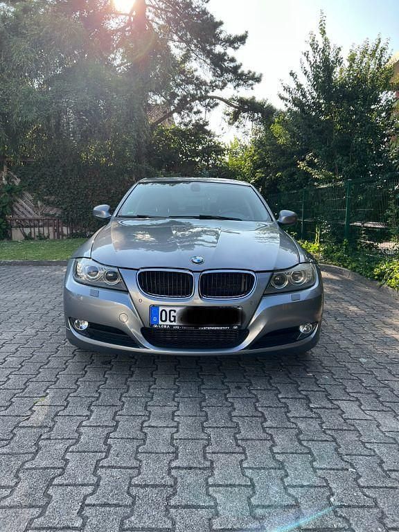 Gebraucht BMW 320 177 PS (130 kW) 2010 Grau Limousine
