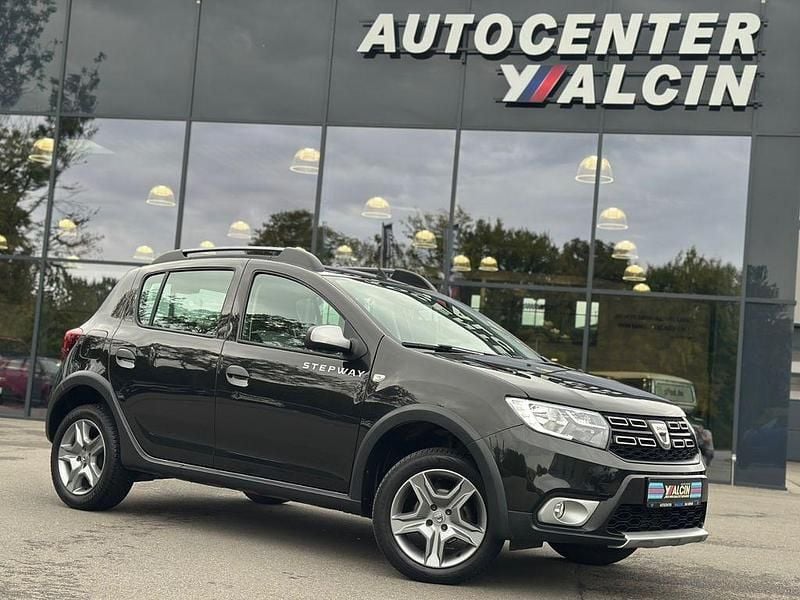 Schwarz Gebraucht 2020 Dacia Sandero Celebration Kleinwagen | 10.890 € (Guter Preis) - Bild 1/4