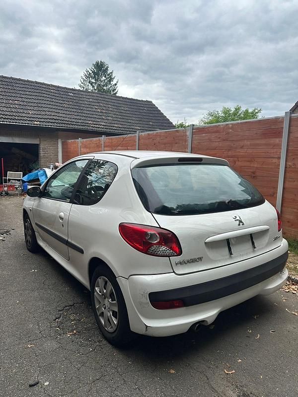 Weiß Gebraucht 2009 Peugeot 206+ Kleinwagen | 1.599 € - Bild 1/4