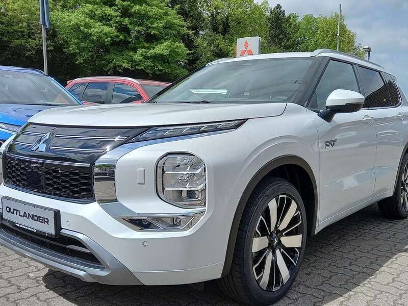 Titanweiß Neu 2025 Mitsubishi Outlander P-HEV Top Kombi | 56.990 € - Bild 1/4