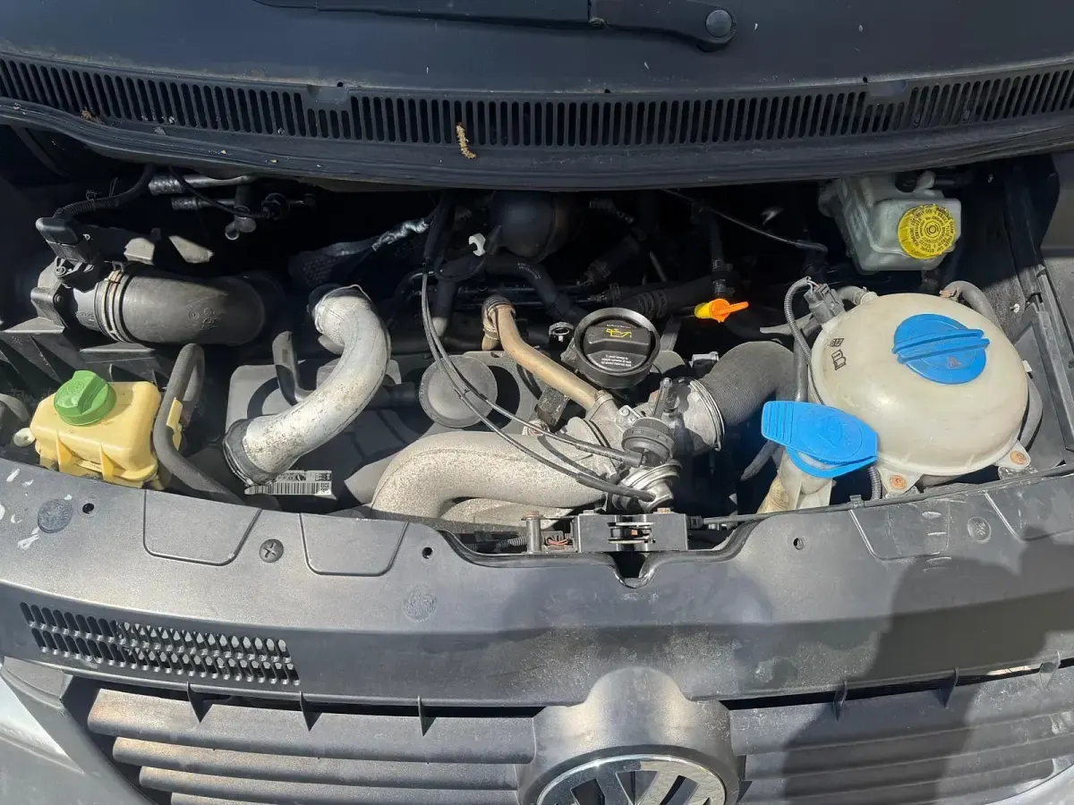 Second-hand VW Caravelle 131 CP (96 kW) 2005 Negru Van