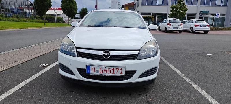 Weiß Gebraucht 2009 Opel Astra GTC Limousine | 1.700 € (Superpreis) - Bild 1/4