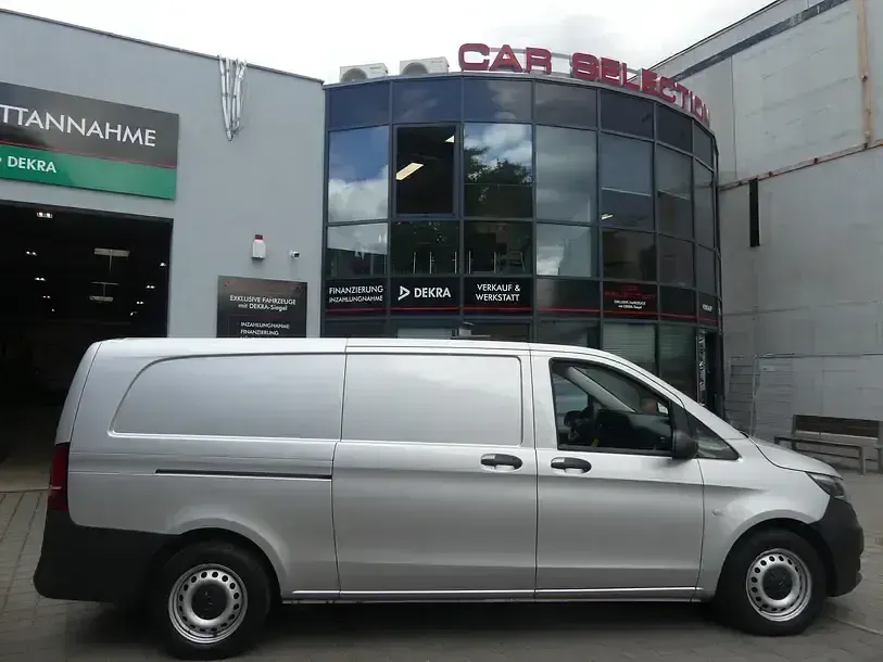 Gebraucht Mercedes Vito 163 PS (119 kW) 2023 Silber (metallic) Van