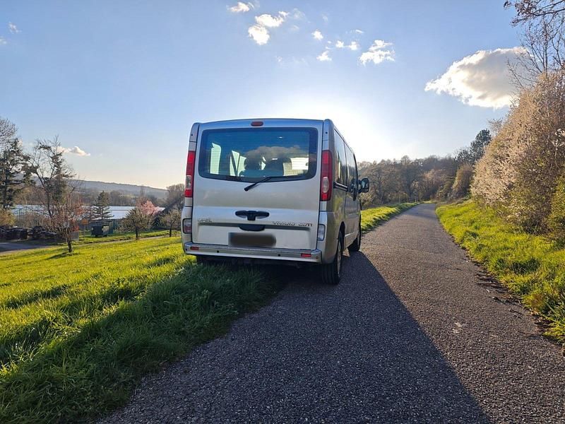 Gebraucht Opel Vivaro 114 PS (83 kW) 2006 Silber Van / Kleinbus