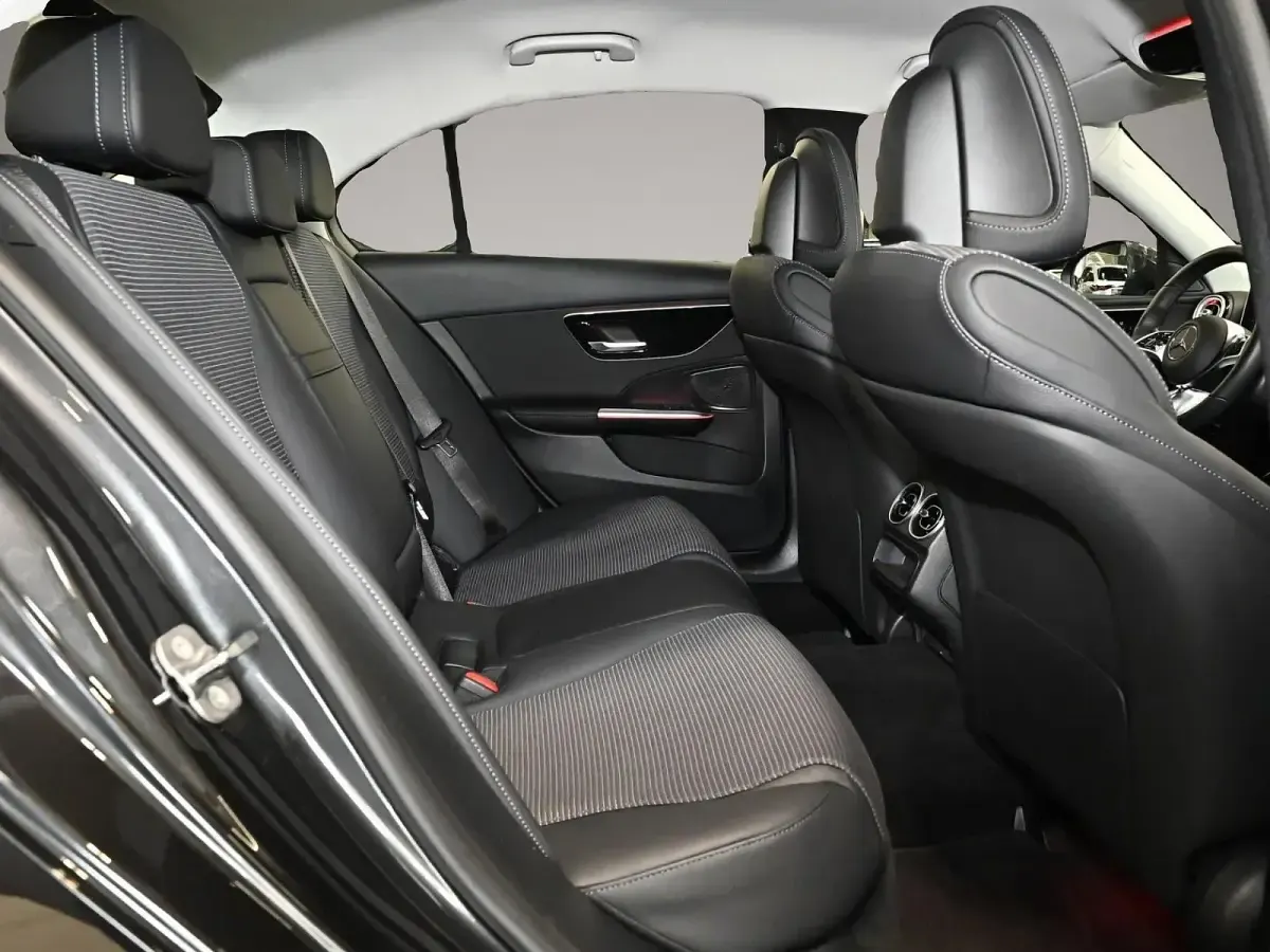 Gebraucht Mercedes C300 197 PS (144 kW) 2024 Manufacturer Limousine