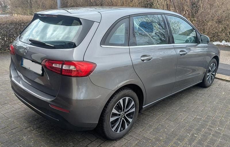Gebraucht Mercedes B180 Style 116 PS (85 kW) 2020 Grau Van / Kleinbus