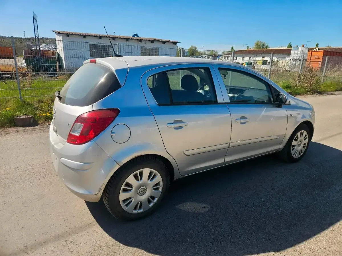 Usado Opel Corsa 80 CV (58 kW) 2007 Plateado Utilitario