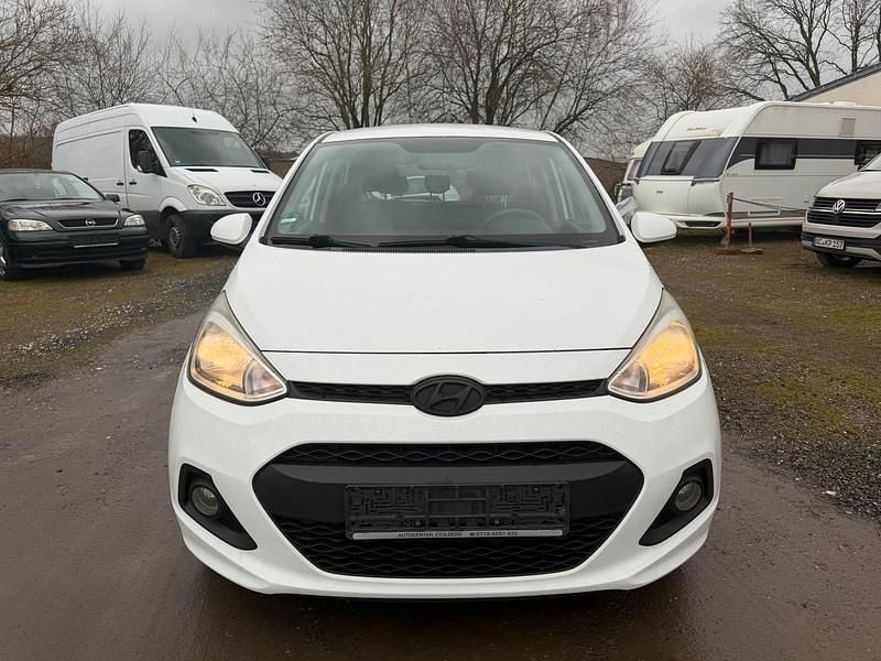 Gebraucht Hyundai i10 67 PS (49 kW) 2015 Weiß Kleinwagen