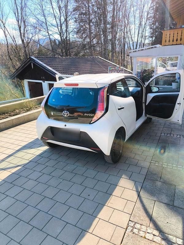 Gebraucht Toyota Aygo 69 PS (50 kW) 2017 Weiß Kleinwagen
