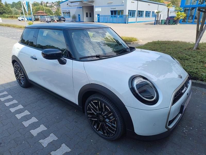 Gebraucht Mini Cooper Favoured 114 kW (156 PS) 2025 Weiß Kleinwagen