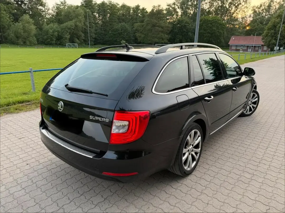 Gebraucht Skoda Superb 140 PS (102 kW) 2015 Schwarz Kombi