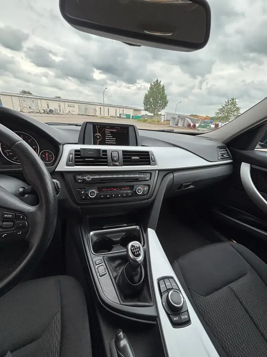 Gebraucht BMW 318 143 PS (105 kW) 2013 Grau Limousine